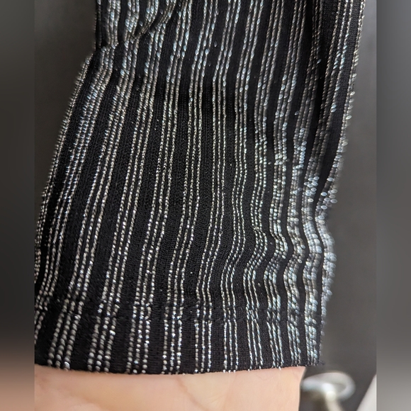 Forever 21 long sleeve shimmer crop - Picture 4 of 4